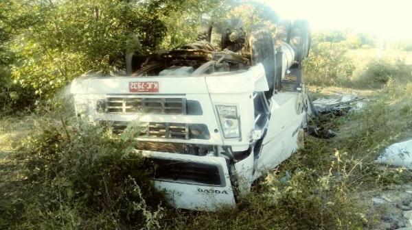 Carreta fica destruída após tombamento na zona rural de Floriano.(Imagem:FlorianoNews)