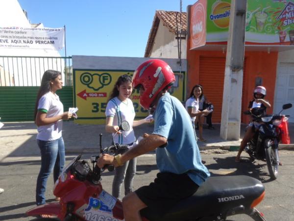 Panfletagem feita por alunos do CEEP.(Imagem:FlorianoNews)