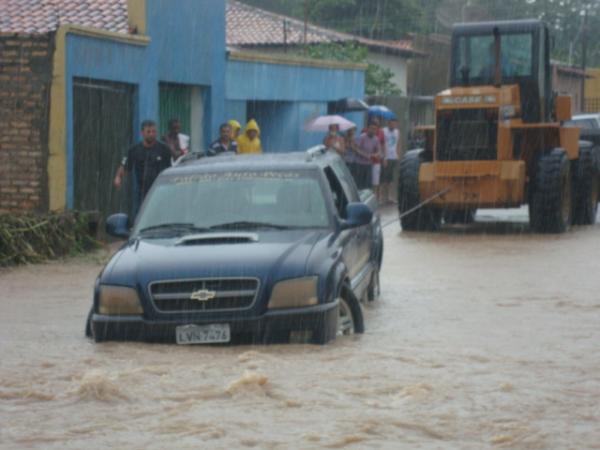 Carro sendo guinchado por um trator(Imagem:redação)