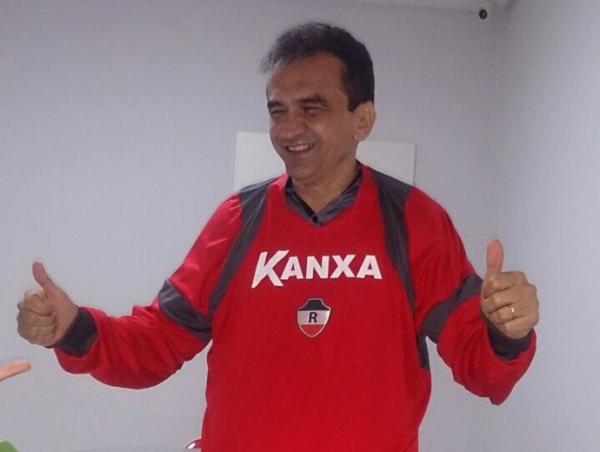 Elizeu Aguiar posa com camisa de treinos estampada com nova fornecedora.(Imagem:Reprodução)