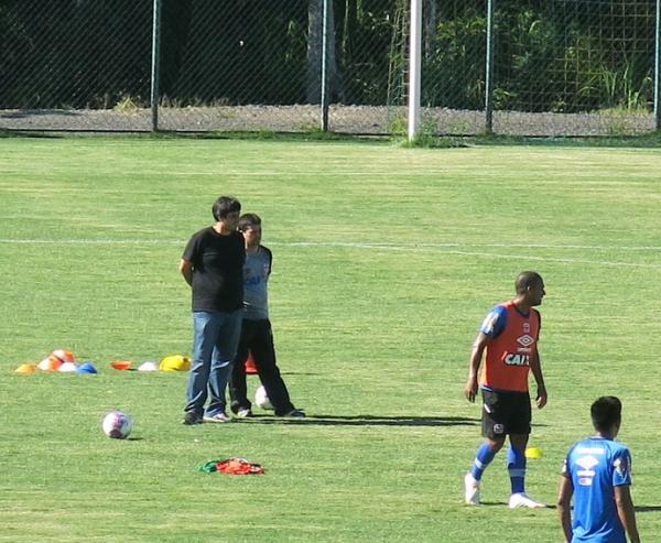 Euriquinho com Evangelista: filho do presidente cobrou rendimento na véspera de jogo com Grêmio.(Imagem:Raphael Zarko)