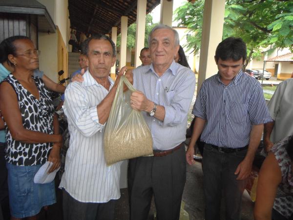 Pequenos produtores rurais de Floriano recebem sementes de milho e feijão.(Imagem:FlorianoNews)