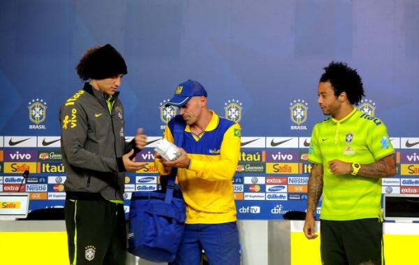 David Luiz e Marcelo recebem cartas de torcedores da Seleção de funcionários dos correios.(Imagem:Leandro Canônico)