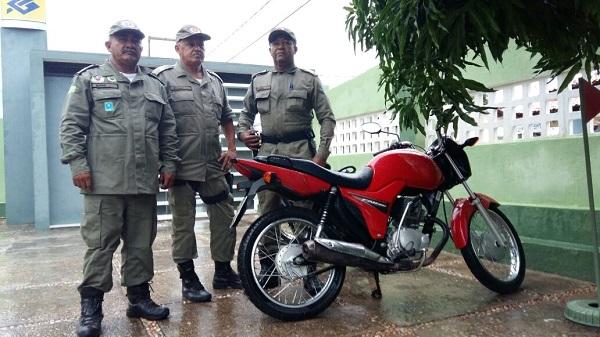Moto tomada de assalto no bairro Irapuá II é recuperada pela PM de Floriano.(Imagem:Jc24horas)