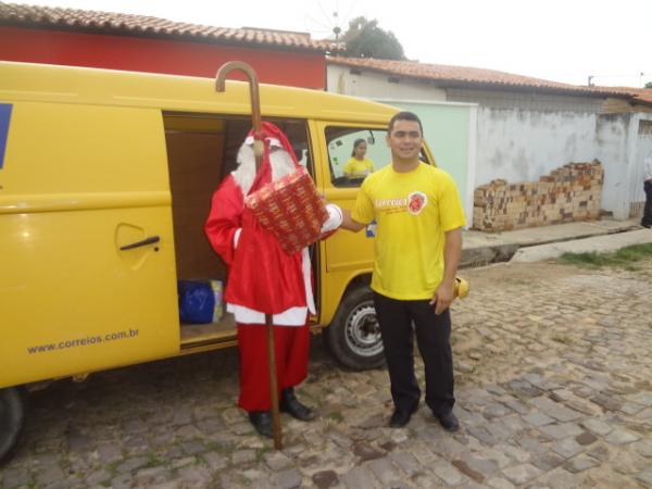 Papai Noel dos Correios iniciou entrega de presentes.(Imagem:FlorianoNews)