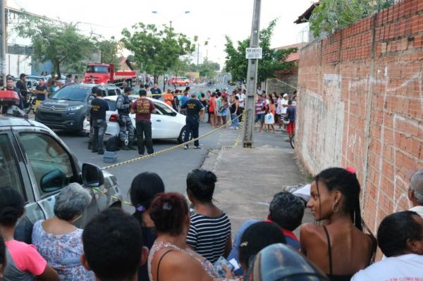 Vítima recebeu vários disparos e trecho da avenida Zequinha Freire foi interditado.(Imagem:Lucas Marreiros/G1 PI)