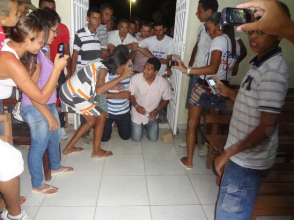 Gleydson Resende vai a igreja agradecer pela vitória em Barão de Grajaú.(Imagem:FlorianoNews)