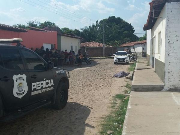 Vítima morreu no meio da rua, em Teresina.(Imagem:Washington Franklin/TV Clube)