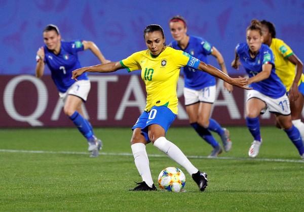 Expectativa é de que Marta consiga atuar os 90 minutos contra as francesas.(Imagem:Reuters)