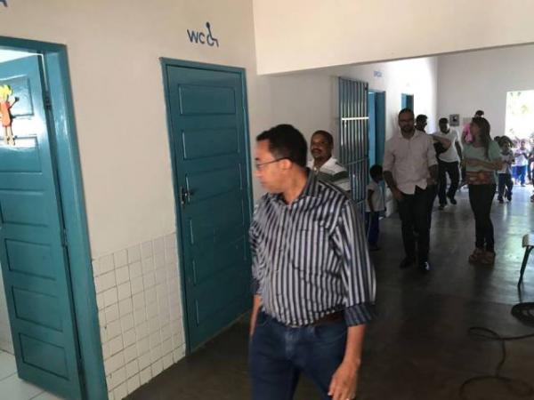 Prefeito e secretário visitam reforma da Escola Municipal Marcos dos Santos Parente.(Imagem:SECOM)