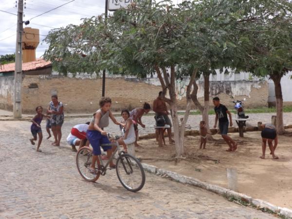 Palhaço Carrapeta faz a alegria das crianças com distribuição de bombons em Floriano.(Imagem:FlorianoNews)