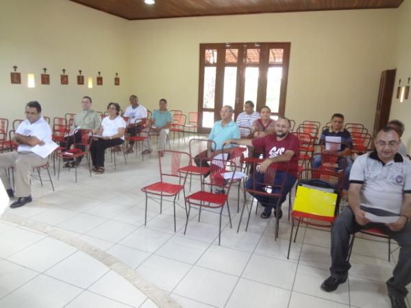 Padres participaram de encontro na Diocese de Floriano.(Imagem:FlorianoNews)