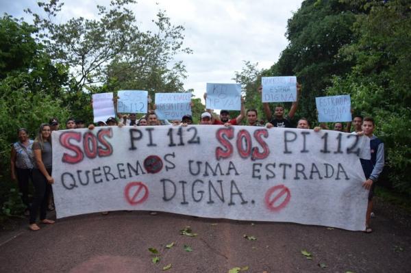 Moradores fazem protesto na PI-112.(Imagem:Divulgação)
