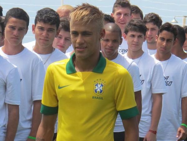 Cercado por jovens, Neymar apresenta a nova camisa amarelinha do Brasil.(Imagem:Felippe Costa)