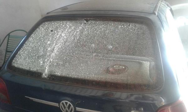 Parabrisas traseiro quebrado pelas balas.(Imagem::Tem&iacute;stocles Filho/jc24horas)