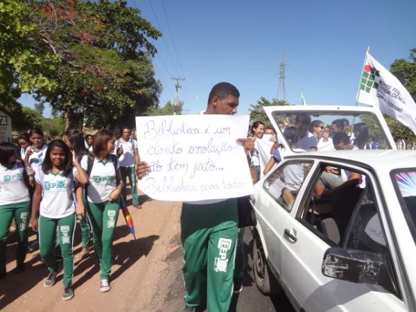 Estudantes florianenses participaram de caminhada da AFES.(Imagem:FlorianoNews)