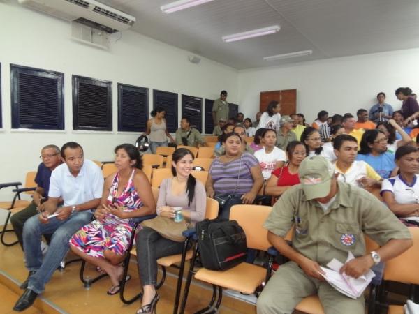 Agentes de saúde recebem fardamento em Floriano.(Imagem:FlorianoNews)