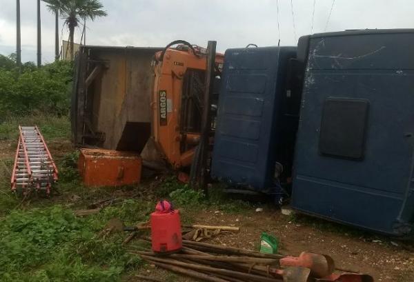 Caminhão munck da Eletrobras tomba em rotatória na zona rural de Floriano.(Imagem:FlorianoNews)