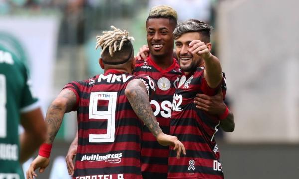 Gabriel comemora com Bruno Henrique.(Imagem:AMANDA PEROBELLI / REUTERS)