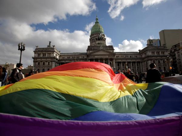 Manifestantes pró-casamento gay fazem ato em frente ao Congresso da Argentina, em Buenos Aires, nesta quarta-feira (14). (Imagem:AP)