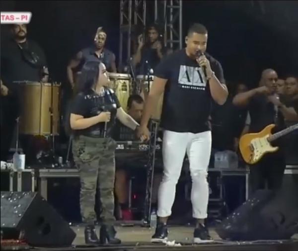 Cantor Xanddy, do Harmonia do Samba, em José de Freitas (PI)(Imagem:Reprodução)