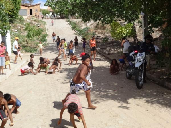 Palhaço Carrapeta faz a alegria das crianças com distribuição de bombons em Floriano.(Imagem:FlorianoNews)