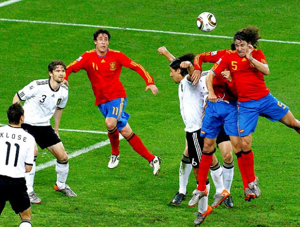 O lance decisivo: Puyol sobe mais alto do que a zaga alemã e do que o companheiro Piqué(Imagem:Reuters)