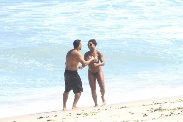 Adriana Bombom com namorado na praia.(Imagem:Jeferson Ribeiro / AgNews)