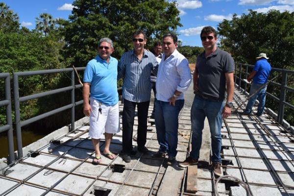 Gilberto Júnior acompanha a obra da ponte sobre o Rio Itaueira.(Imagem:Waldemir Miranda)