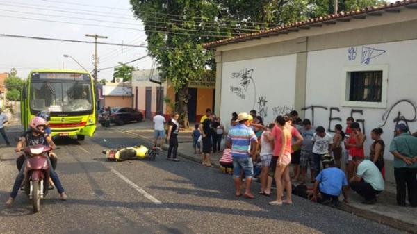Passageira de mototáxi morre após colisão com ônibus no Centro de Teresina.(Imagem:João Fontenele)