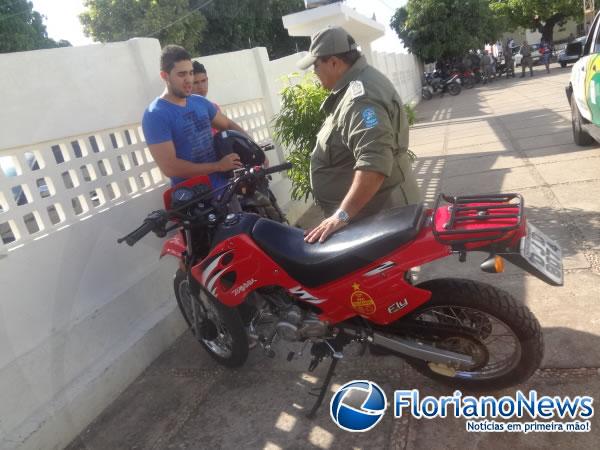 Motocicleta roubada no bairro Samba&iacute;ba &eacute; recuperada pela PM.(Imagem:FlorianoNews)