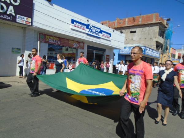 Desfile abre gincana de aniversário do Colégio Industrial.(Imagem:FlorianoNews)