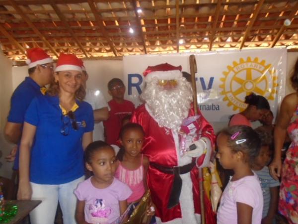 Crianças da localidade Tabuleiro do Mato recebem a visita do Papai Noel.(Imagem:FlorianoNews)