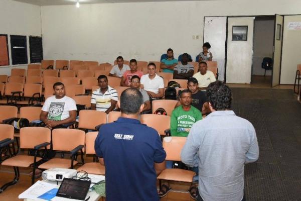 Sutran promove curso para mototaxistas de Floriano.(Imagem:SECOM)