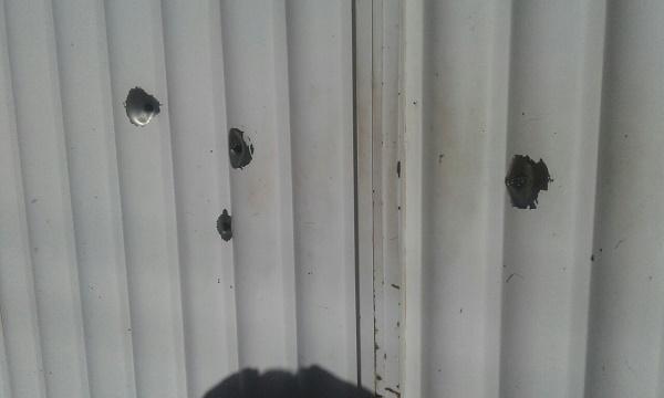 Perfura&ccedil;&otilde;es de bala no port&atilde;o.(Imagem:Tem&iacute;stocles Filho/jc24horas)