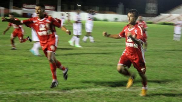 Pretinho, maior artilheiro da história do 4 de Julho, comemora gol contra o River-PI.(Imagem: Josiel Martins)