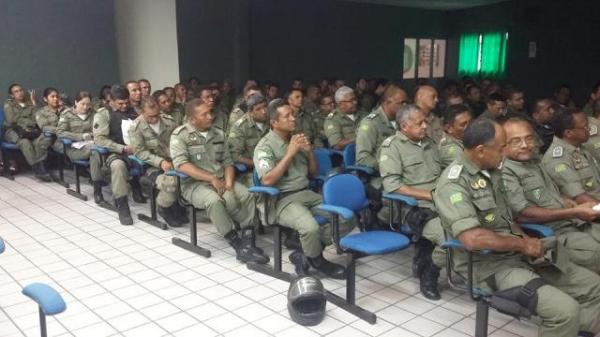 Policiais participam de reunião sobre novo plano de policiamento em Floriano.(Imagem:Divulgação/PM)