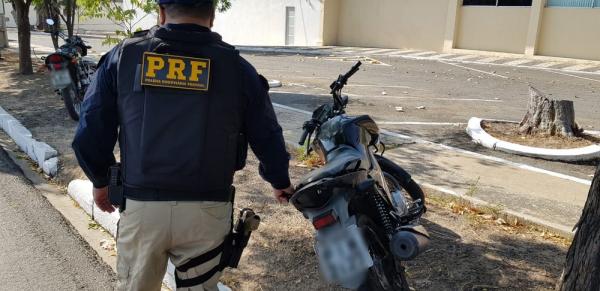 PRF apreende motocicleta com mais de R$ 10 mil em multas.(Imagem:Divulgação/PRF)