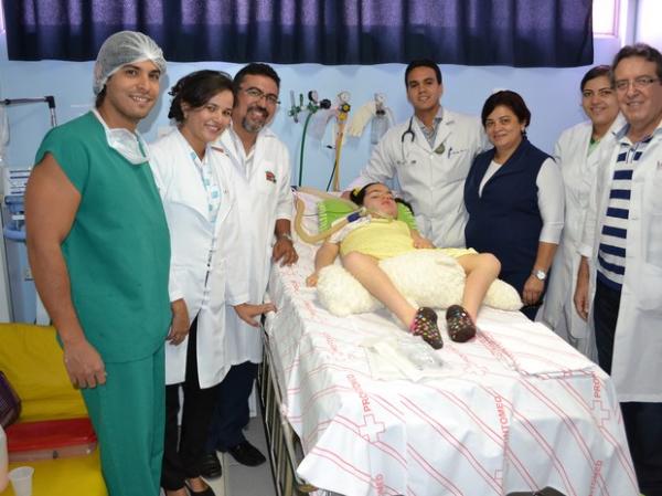 Equipe do hospital se despede de Rayssa, em Teresina.(Imagem:Amanda Neco/Med Imagem)