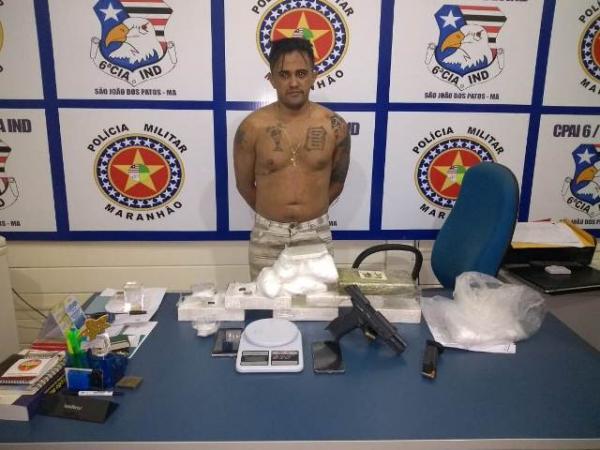 Florianense é detido em barreira policial com drogas e arma pertencente a PM do Piauí.(Imagem:PM/MA)