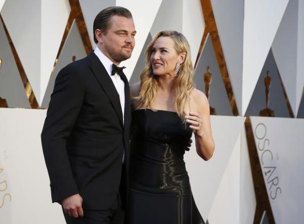 Leonardo DiCaprio e Kate Winslet se encontram no tapete vermelho do Oscar 2016.(Imagem:REUTERS/Lucy Nicholson)