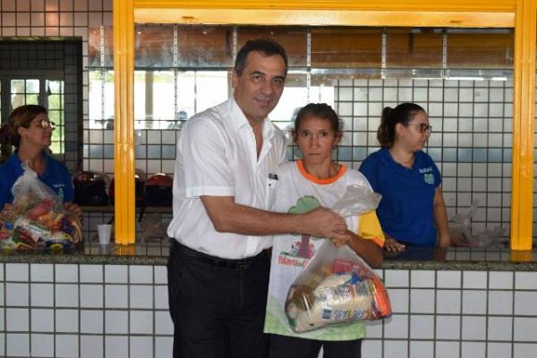 Prefeitura de Floriano começa a distribuição de 2 mil cestas básicas para famílias de baixa renda.(Imagem:Secom)