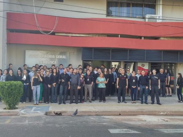 Vestidos de preto servidores protestaram na Procuradoria Geral de Justiça (Imagem:Sindsemp / Divulgação)