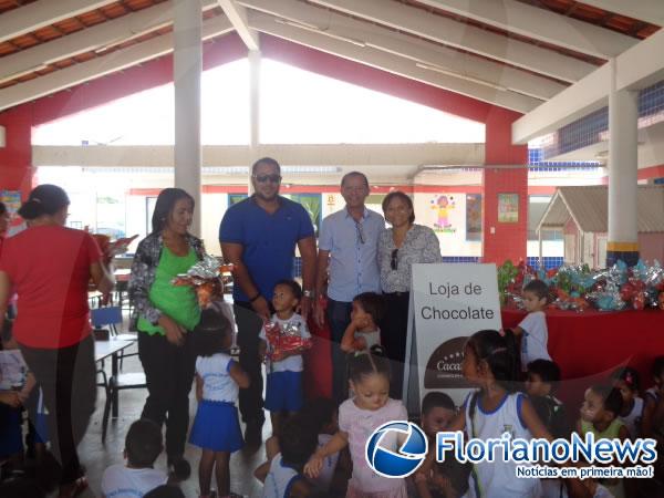 Cacau Show de Floriano doa ovos de chocolate para crianças da Creche Municipal.(Imagem:FlorianoNews)