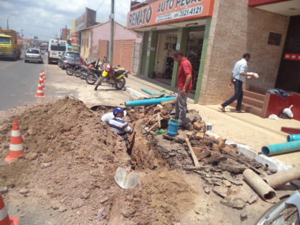 Rompimento de cano da Agespisa volta a deixar florianenses sem abastecimento.(Imagem:FlorianoNews)