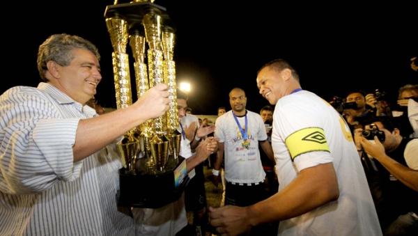 Ariano Wanderley entrega taça de campeão paraibano a Warley.(Imagem:Leonardo Silva / Jornal da Paraíba)