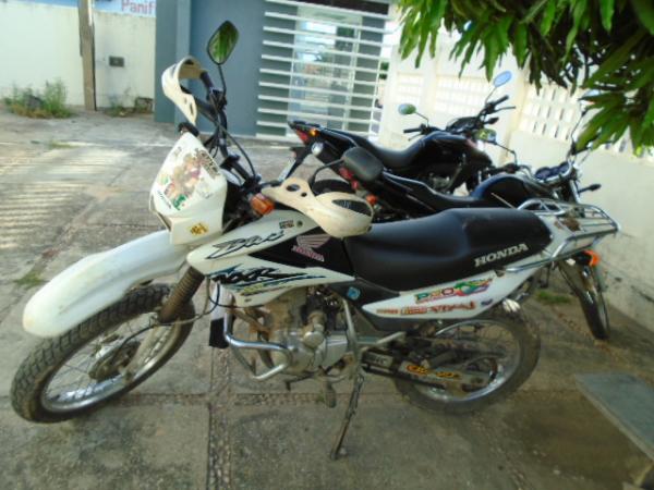 Homens armados tomam motocicletas de assalto no bairro Cajueiro II.(Imagem:FlorianoNews)