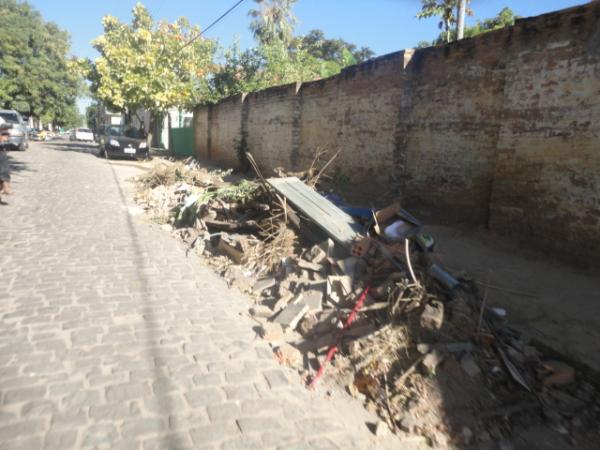 Entulho e lixo nas ruas, uma rotina em Floriano.(Imagem:FlorianoNews)