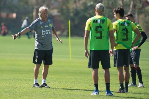 O didático: Jorge Jesus orienta os jogadores durante treino no Ninho do Urubu.(Imagem:Alexandre Vidal/Flamengo)