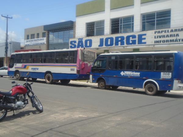 Ônibus de transporte coletivo se envolvem em acidente no centro de Floriano.(Imagem:FlorianoNews)